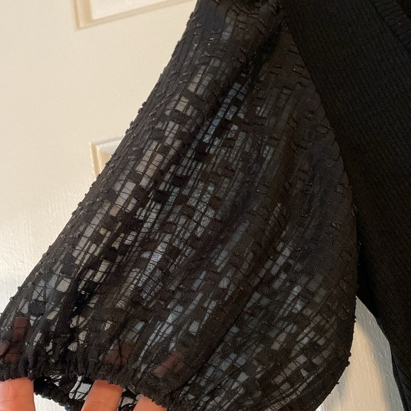 Hartloom Black VNeck Puffy Short Sleeved Shirt Size Medium in Like New Condition - Picture 3 of 9